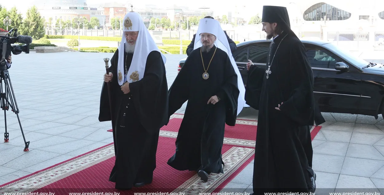 Патриарх Кирилл и митрополит Вениамин идут во дворец к Александру Лукашенко / president.gov.by