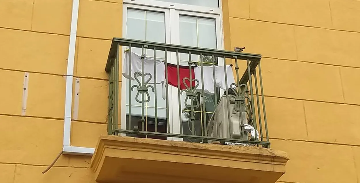 У Брэсце міліцыя не змагла пакараць жанчыну за БЧБ-колеры на балконе