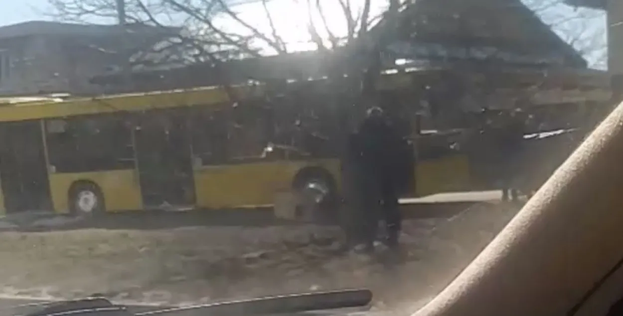 В Бобруйске водитель умер за рулём, его автобус выехал на тротуар 