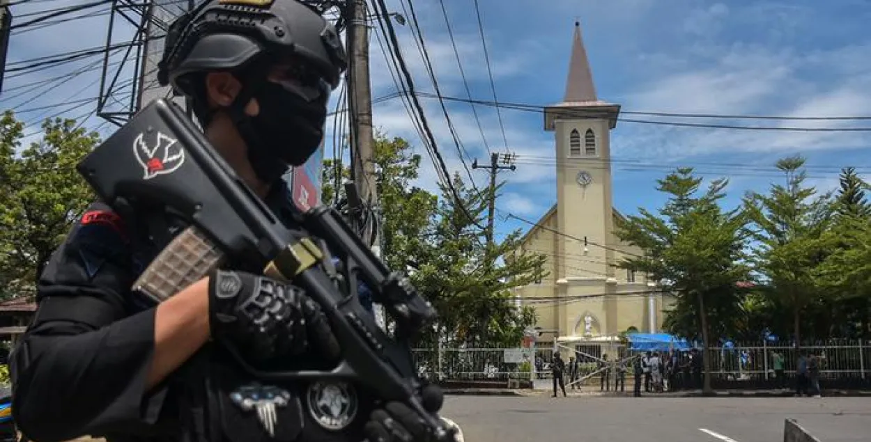 Террористы-смертники взорвали себя около католической церкви в Индонезии