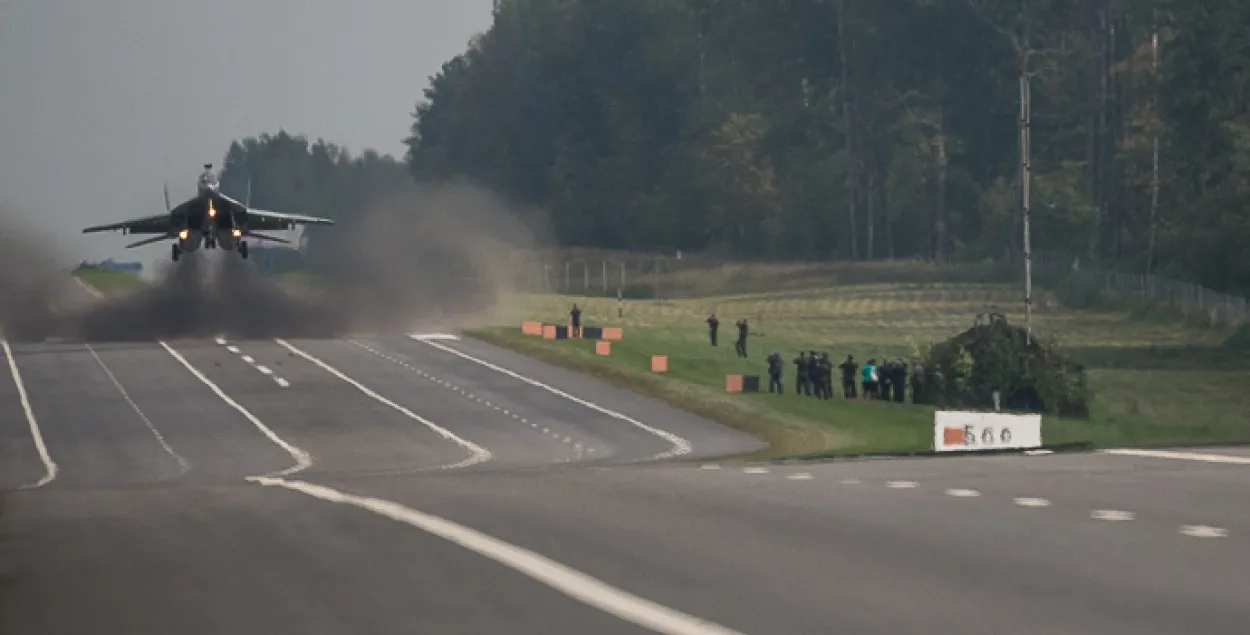 Беларускія лётчыкі сядуць у цёмны час сутак на магілёўскай трасе