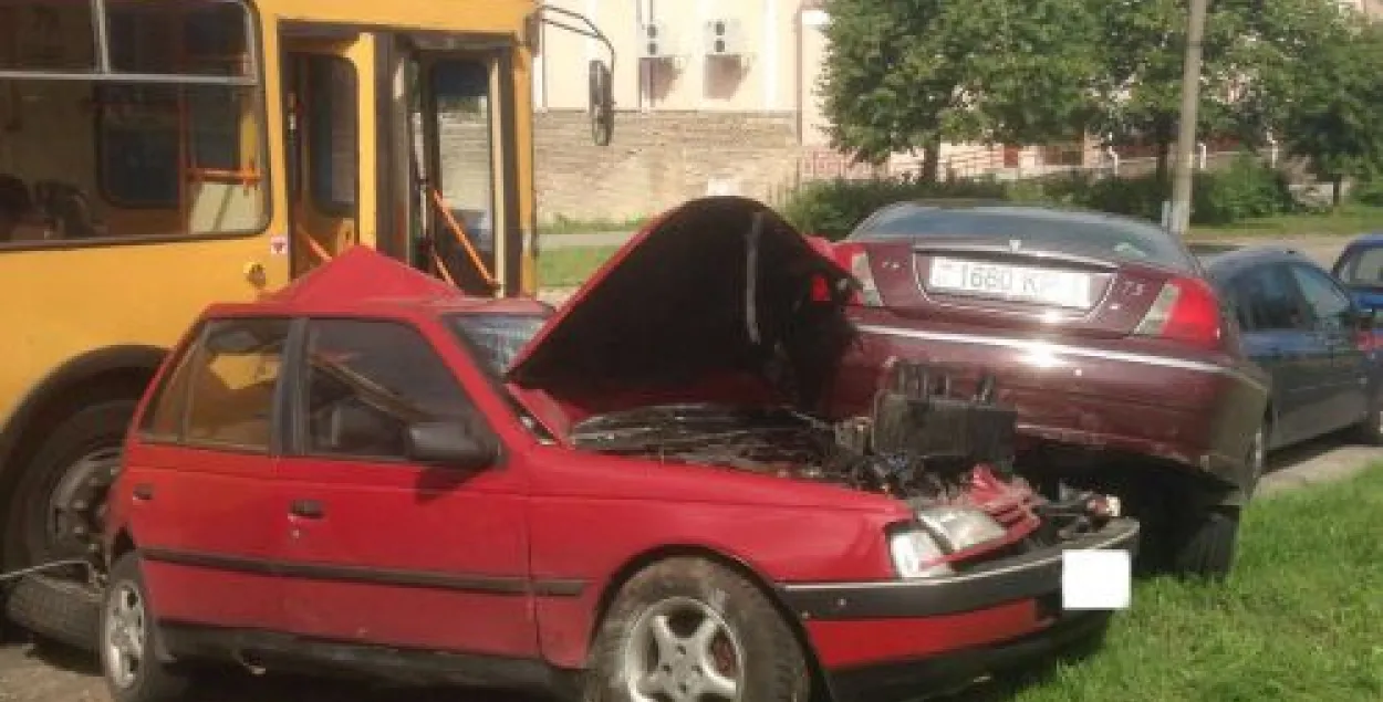 У Гродне тралейбус пратараніў пяць аўтамабіляў (фота)