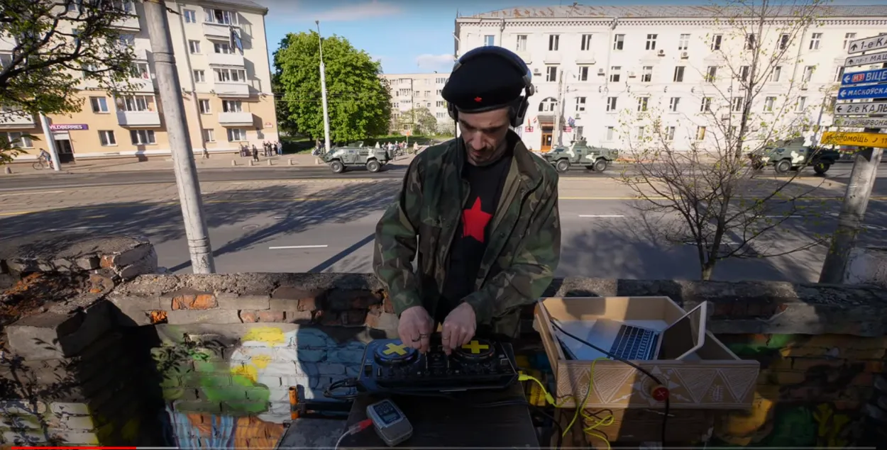 В Минске устроили DJ-сет на фоне военной техники
