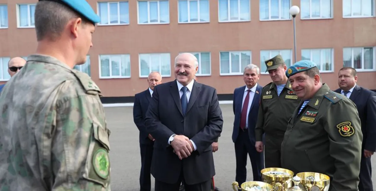 Александр Лукашенко у витебских десантников&nbsp;/ БЕЛТА​