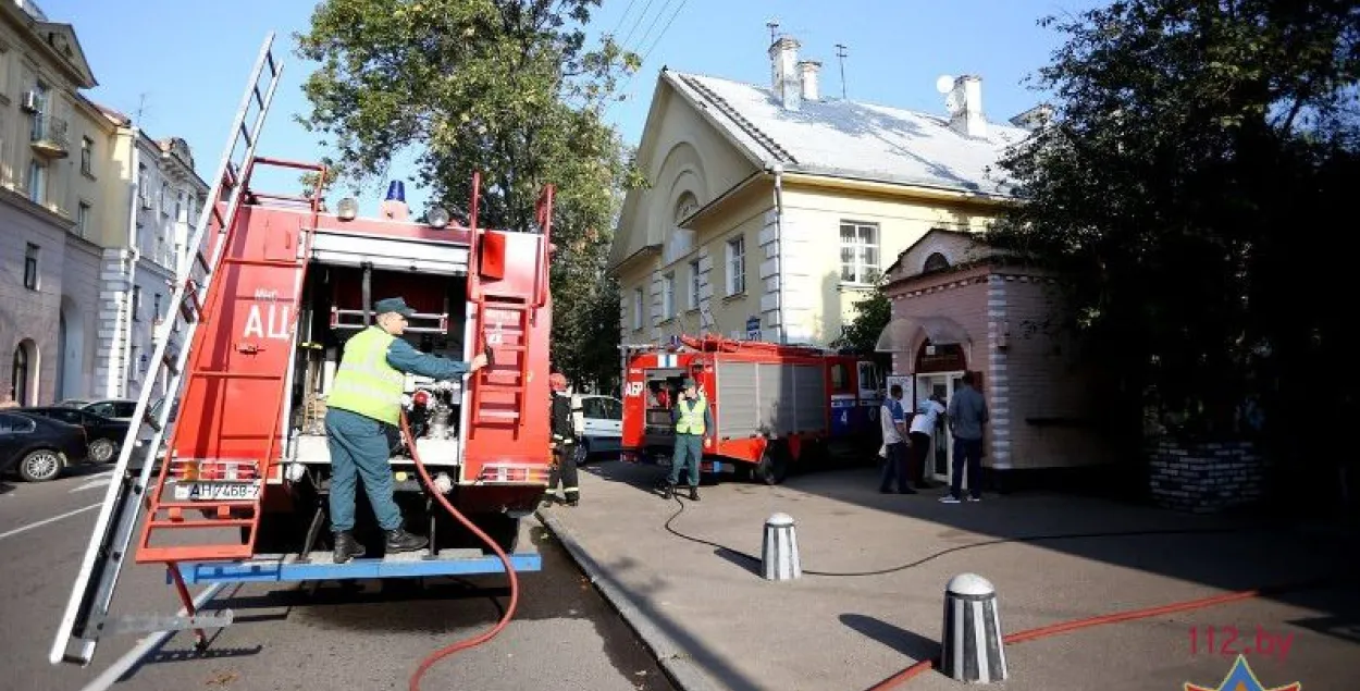 Фотарэпартаж з пажару ў Асмалоўцы ў доме, у якім адкрываў кавярню Кіркораў