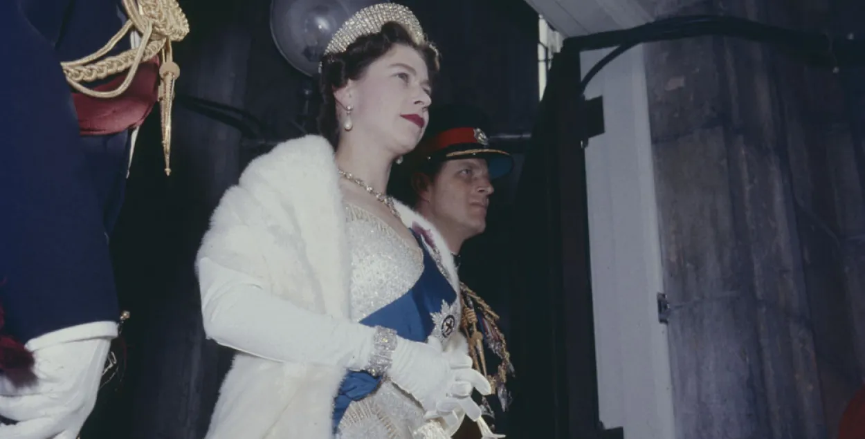 Любовь и корона. Фото Елизаветы II, которые сегодня пересматривает Британия