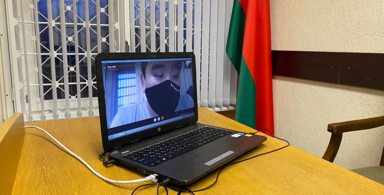 Максим Лаврецкий свидетельствует по видеосвязи в суде / svaboda.org​