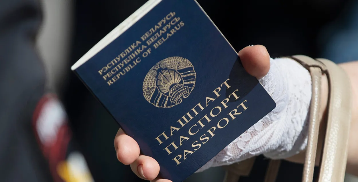 ГУБОПиК: белорусы, которые "сбежали" из страны, должны быть лишены гражданства