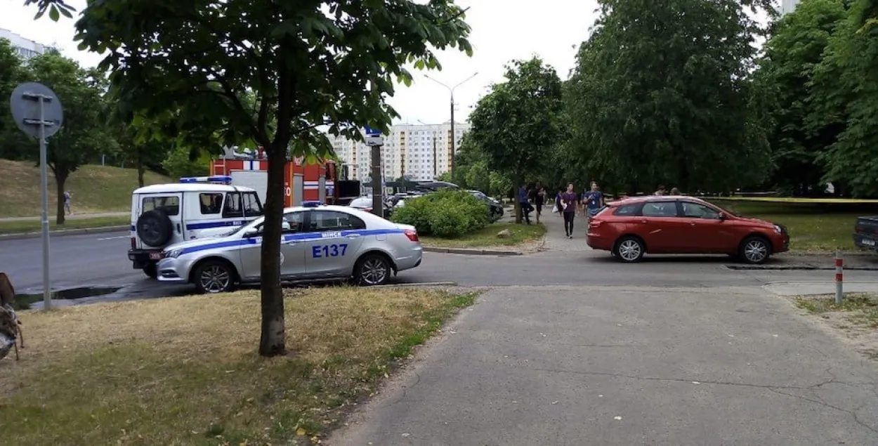 В центре Минска нашли предмет, похожий на гранату, эвакуирован целый подъезд