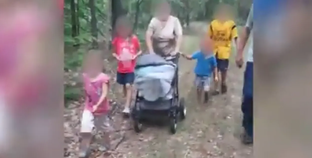 Семья выходит из леса / Скриншот с видео МЧС​