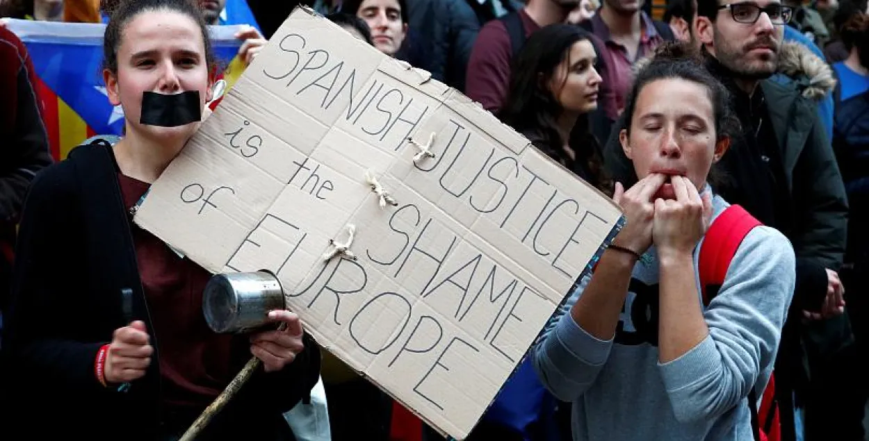 Надпись на плакате: &quot;Испанский суд &mdash; это позор Европы&quot;, фото: Reuters