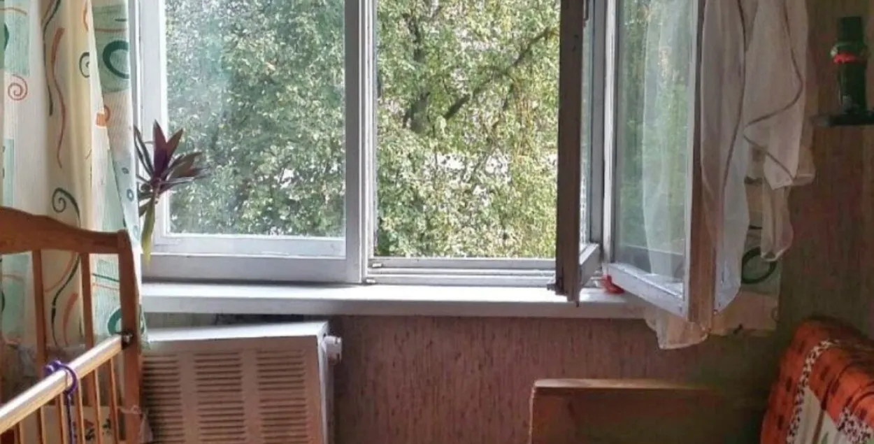 В Витебске из окна на 3-м этаже выпал 4-летний мальчик