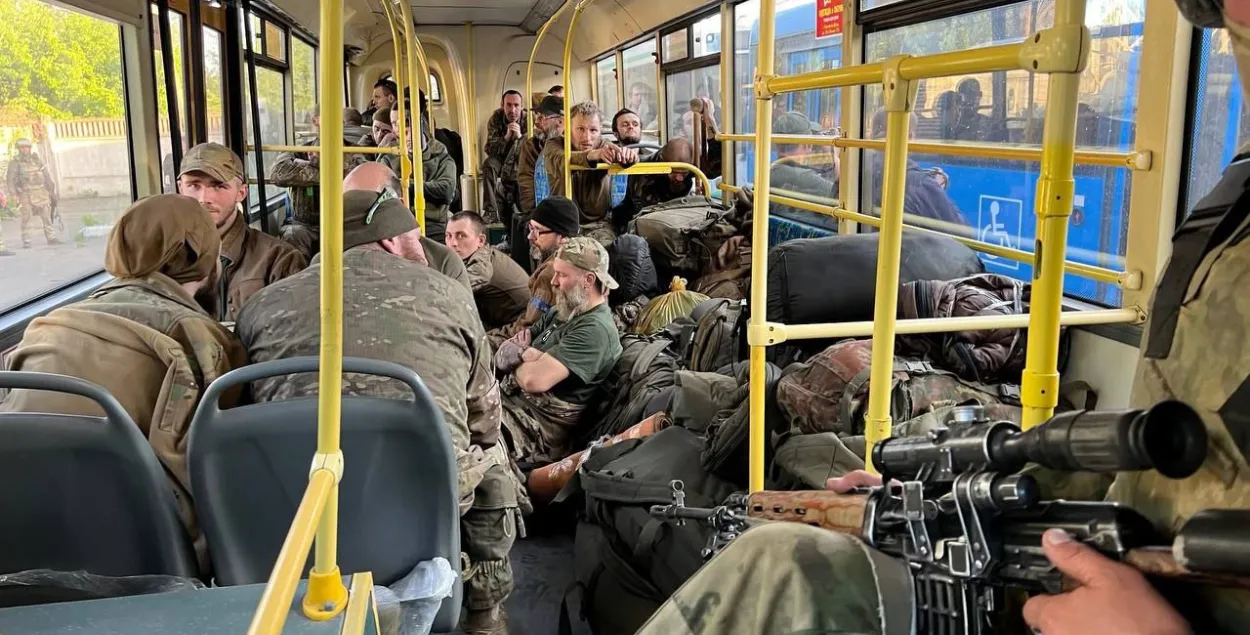 Украинских бойцов везут на автобусе в исправительную колонию под Донецк / Фото из соцсетей