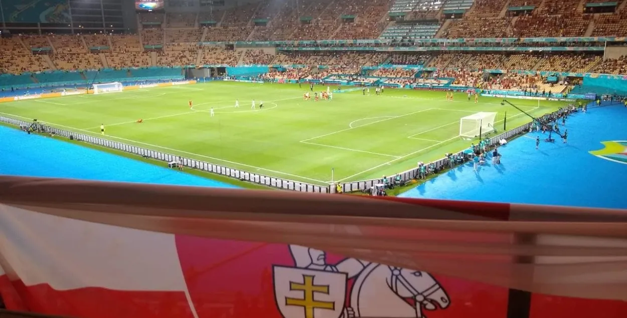 БЧБ-флаг с &quot;Погоней&quot; на одном из матчей 1/8 финала Евро-2020 / @chestnokkk