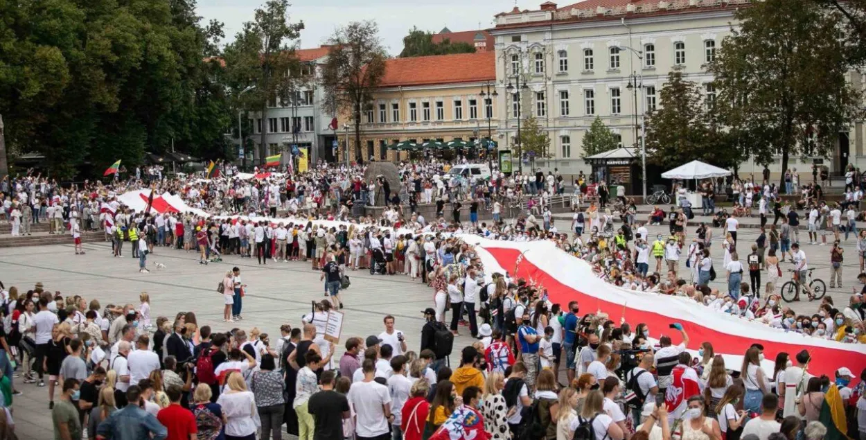 Огромный бело-красно-белый флаг на одной из уличных акций в Вильнюсе / @viacorka​
