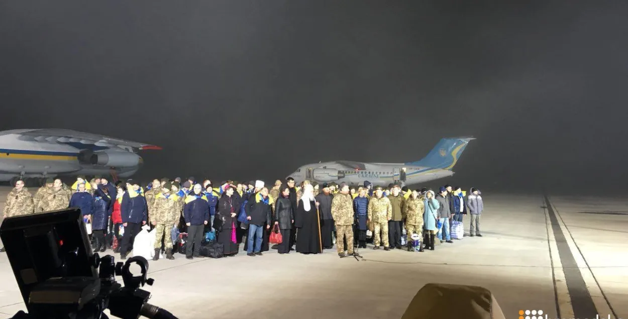 Освобожденные из плена боевиков украинцы прилетели в Киев