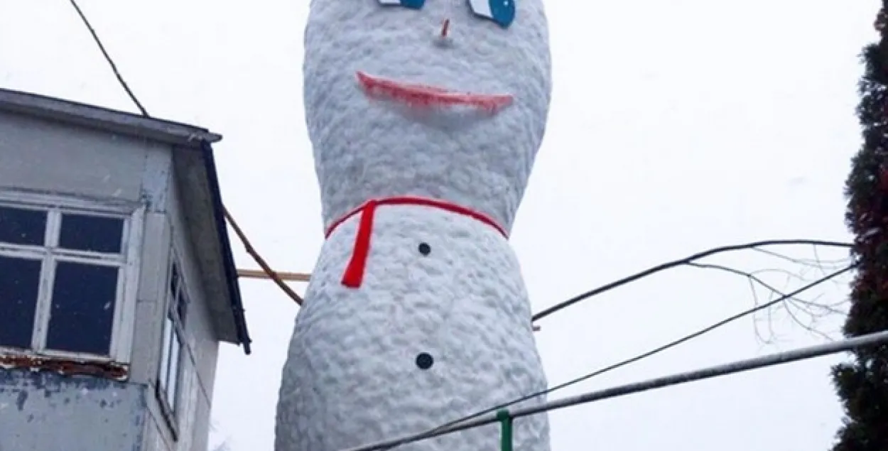 У Жлобіне зрабілі 9-метровага снегавіка (фота, відэа)