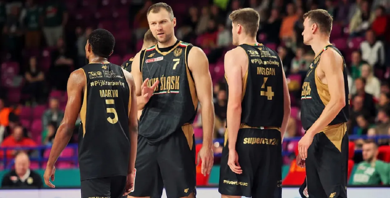 Артем Параховский (в центре) / Andrzej Romański / Energa Basket Liga
