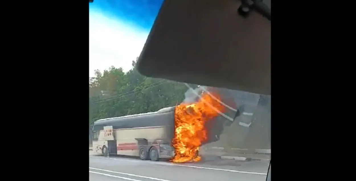 Во время возгорания автобуса на трассе / скриншот из видео vestivrn.ru
