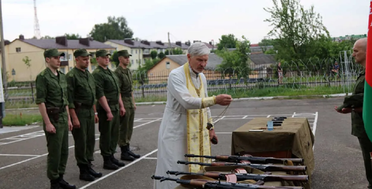 В Логойске православный священник освятил автоматы и пистолеты | Новости  Беларуси | euroradio.fm