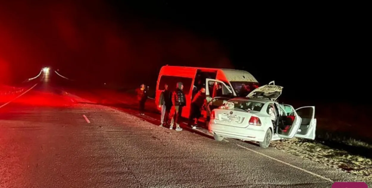 Столкнулись легковой автомобиль и микроавтобус /&nbsp;sarnovosti.ru
