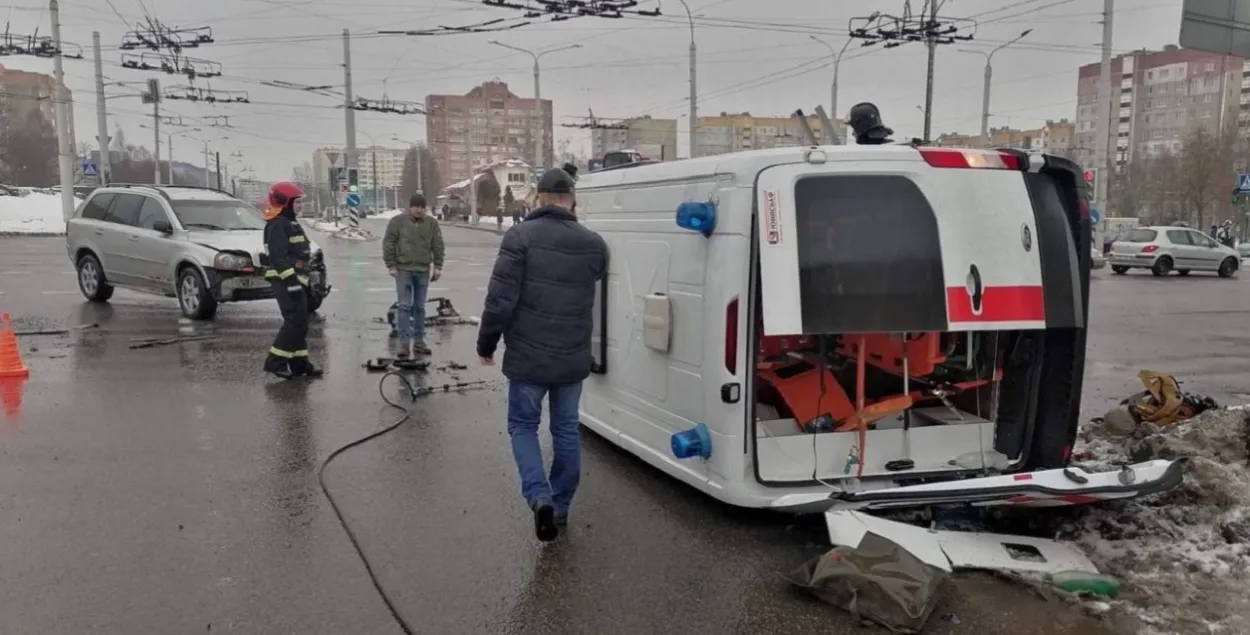 В Минске перевернулся на бок автомобиль скорой помощи | Новости Беларуси |  euroradio.fm