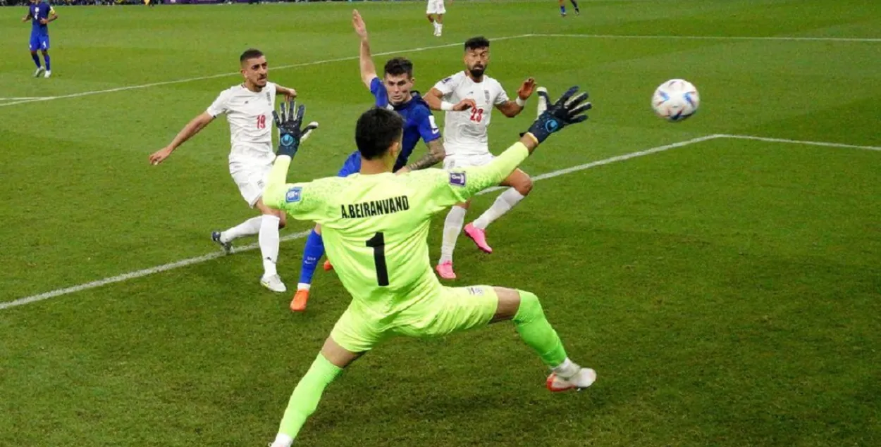 Кристиан Пулишич забивает гол в ворота сборной Ирана / reuters.com
