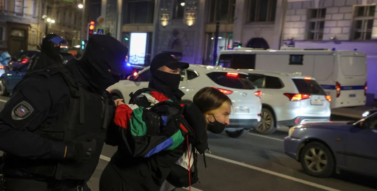 Задержание участницы протестной акции в Санкт-Петербурге, 21 сентября 2022-го / reuters.com

