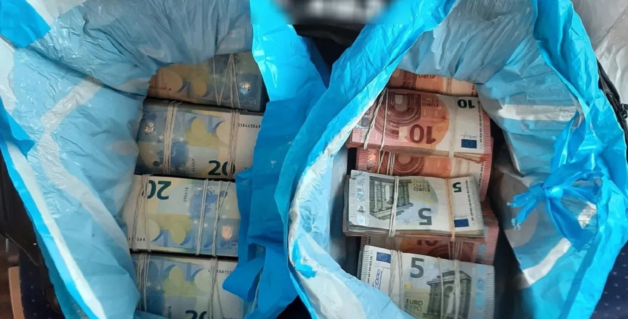 Деньги, которые нашли у белоруса / presseportal.de
