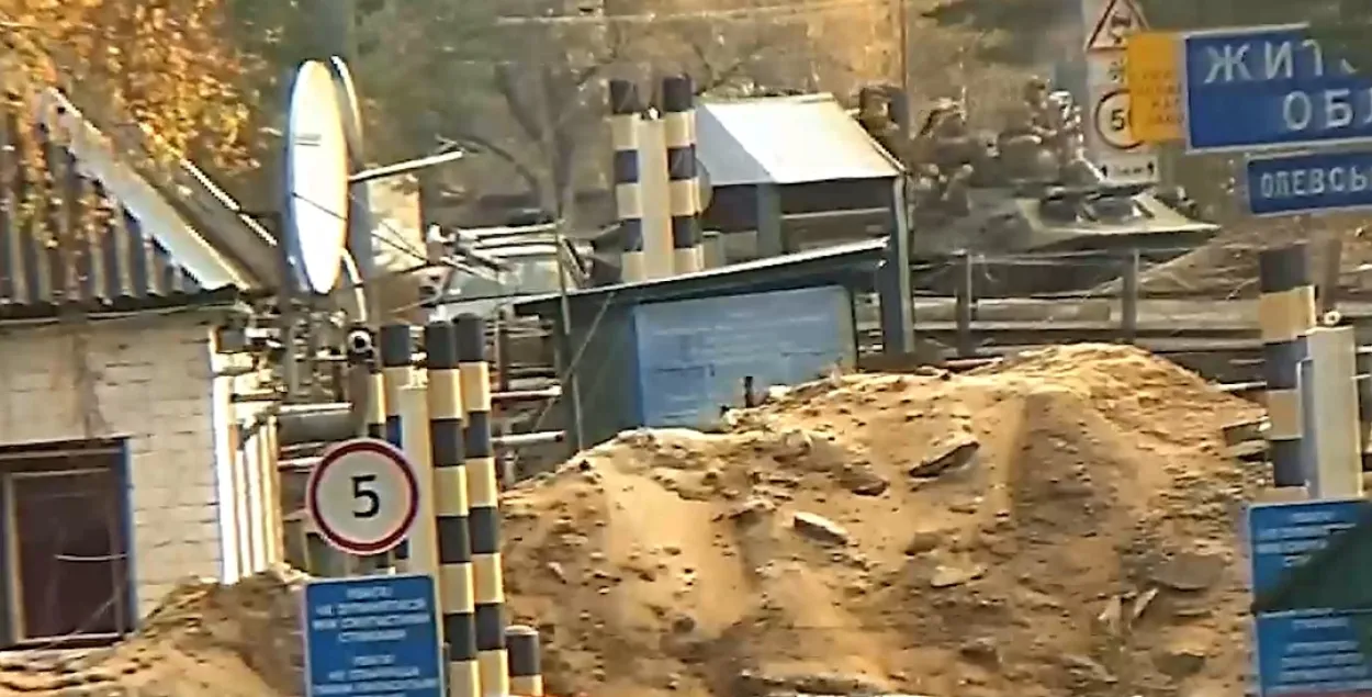Украинские бойцы на бронетехнике возле границы / Скриншот видео
