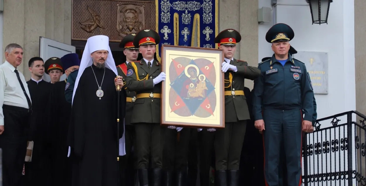 Слева глава БПЦ митрополит Вениамин, справа министр по чрезвычайным ситуациям Вадим Синявский / mchs.gov.by
