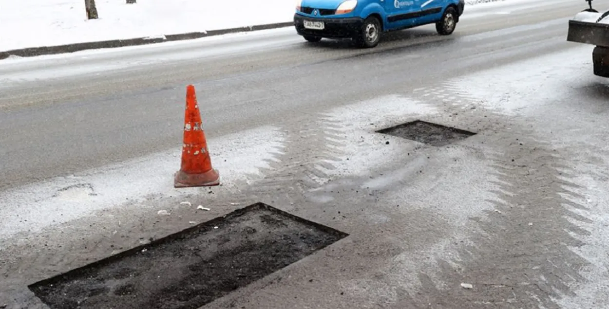 Зимой в Минске пытаются ремонтировать дороги / БЕЛТА
