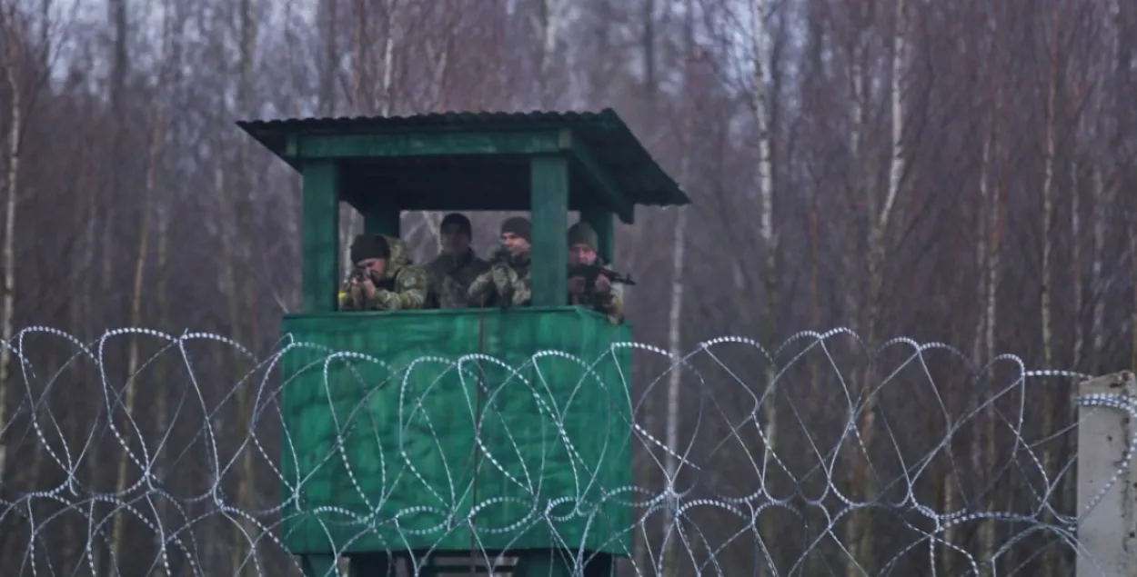 Украинские военные на смотровой вышке на границе с Беларусью / t.me/gpkgovby
