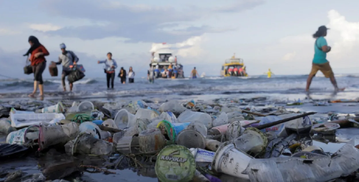 Пластик засоряет океан / Reuters

