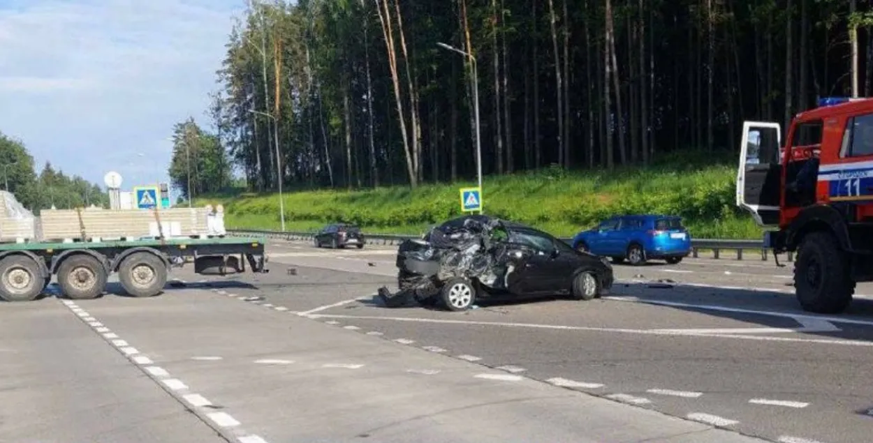 В Минском районе под грузовик попала легковушка, в которой ехала семья с  детьми | Новости Беларуси | euroradio.fm