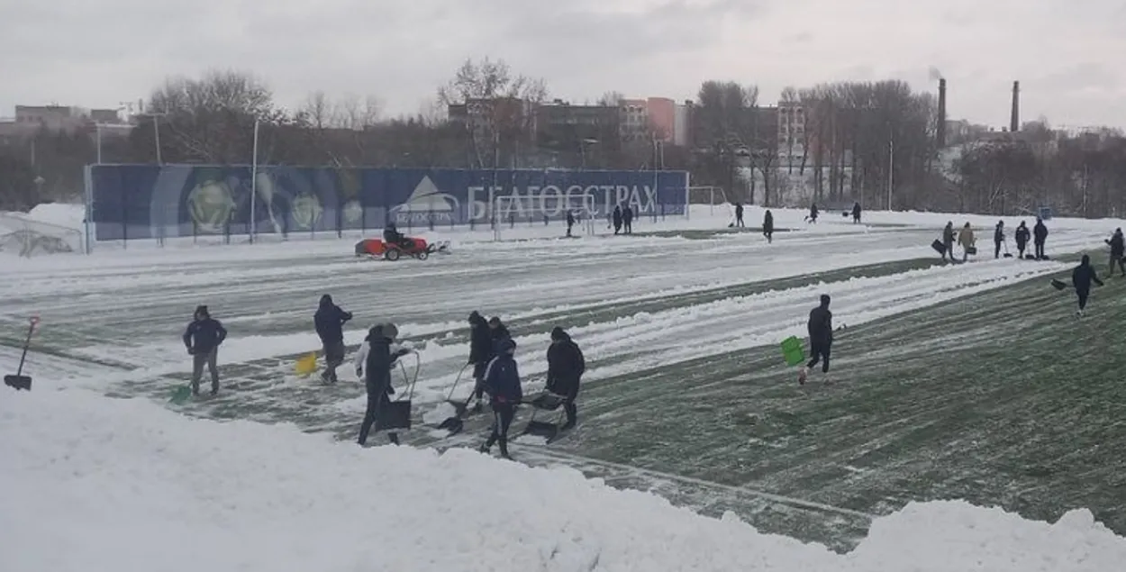 Футболисты убирают снег на стадионе в Минске / t.me/footballby
