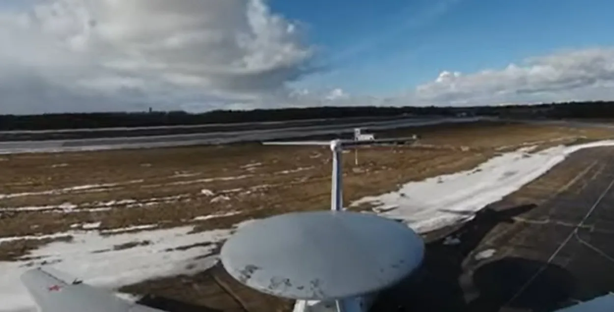 Дрон возле "тарелки" российского самолёта / скриншот из видео

