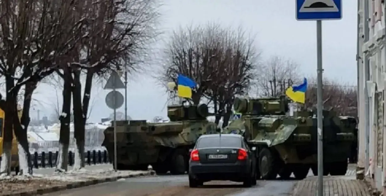 Бронетехника с украинскими флагами в российском городе / Telegram
