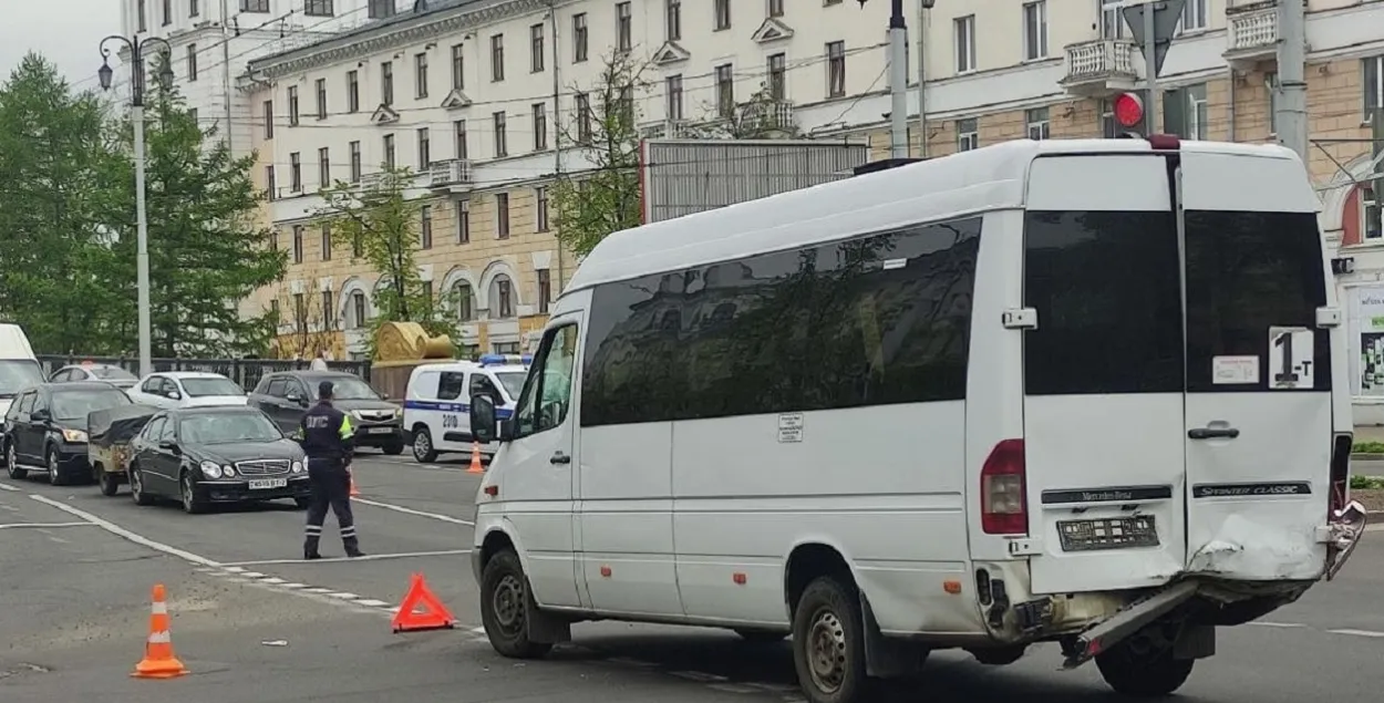 В Витебске в аварию попала маршрутка, троих пассажиров отвезли в больницу |  Новости Беларуси | euroradio.fm