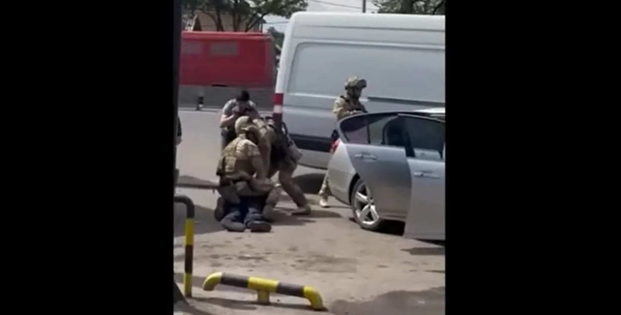 Одно из задержаний в Бишкеке / Скриншот из видео
