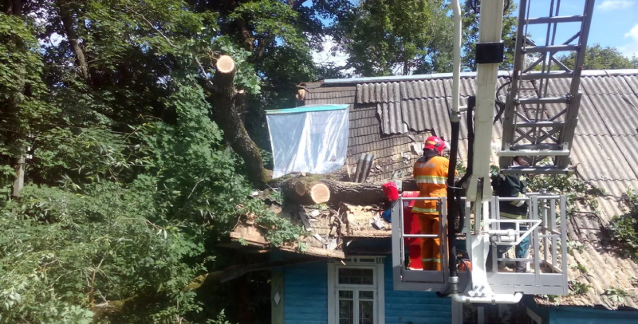 У Мінскай вобласці дагэтуль не адноўлены дахі каля 400 будынкаў (фота)