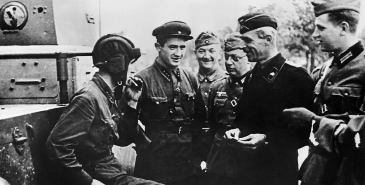 Советские и немецкие военные, 1939 год / bbc.com​