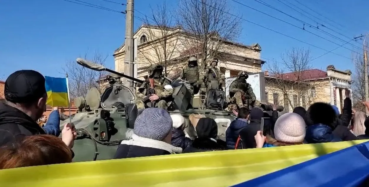 Проукраинский митинг в Херсоне в начале российской оккупации / BBC