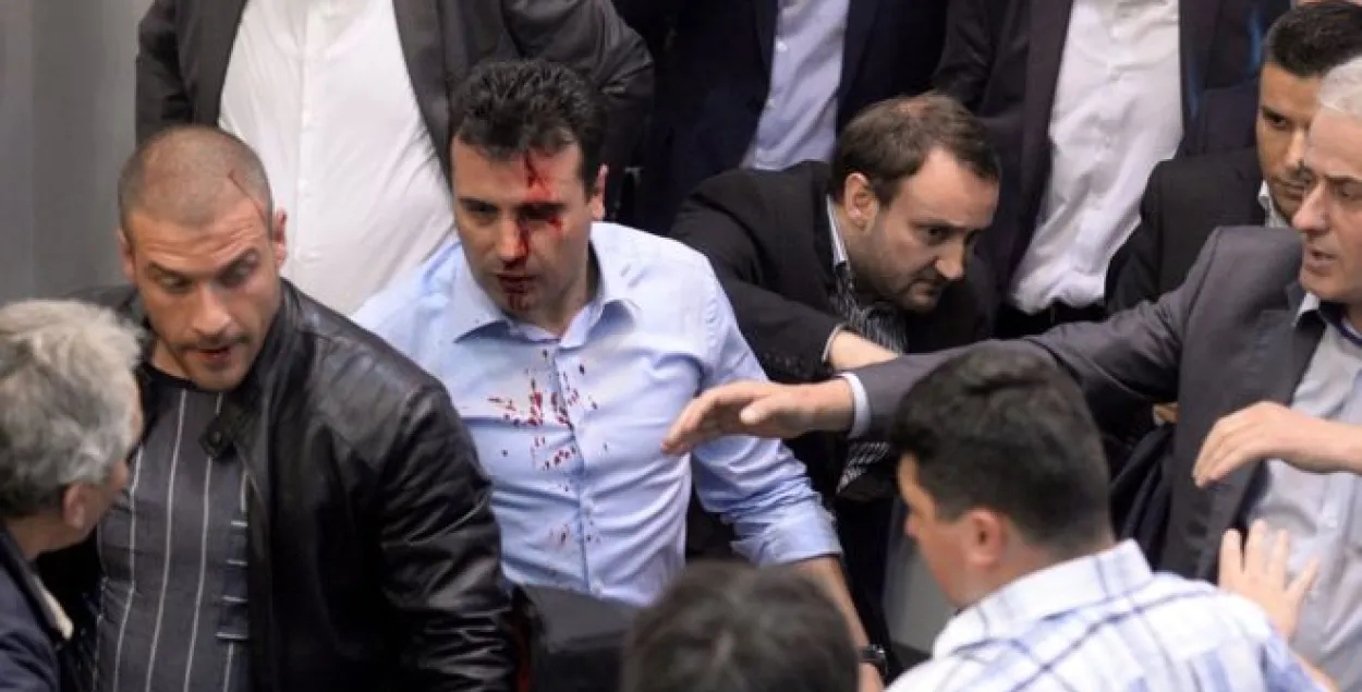У Македоніі падчас штурму парламента лідару сацыял-дэмакратаў разбілі галаву