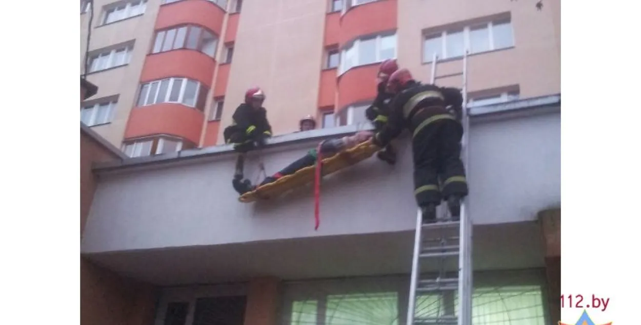 У Мінску мужчына зваліўся з 4-га паверху на дах крамы (фота)