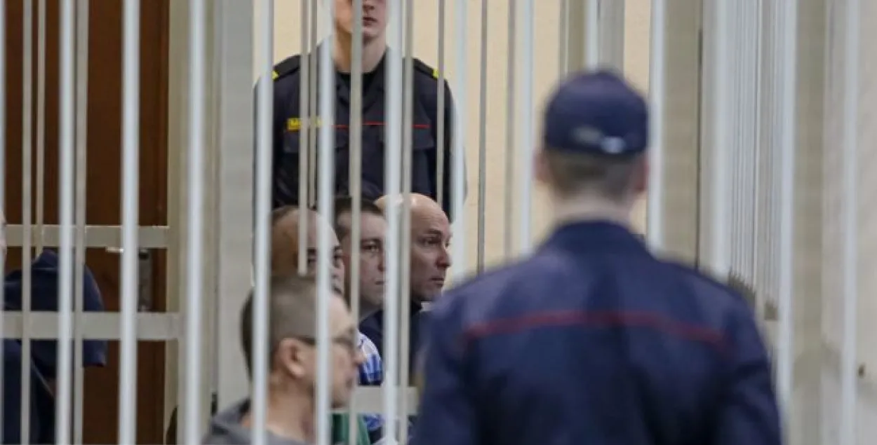 Андрей Втюрин (среди обвиняемых первый справа) / svaboda.org