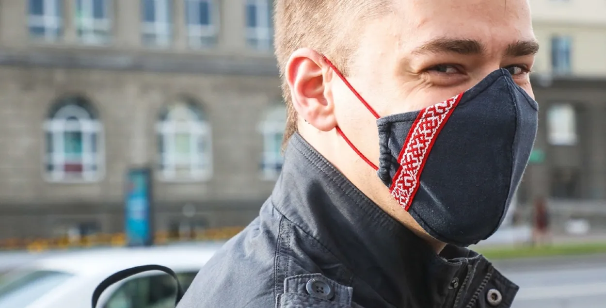 Белорусам рекомендуют носить защитные маски в местах массового скопления людей / sb.by​