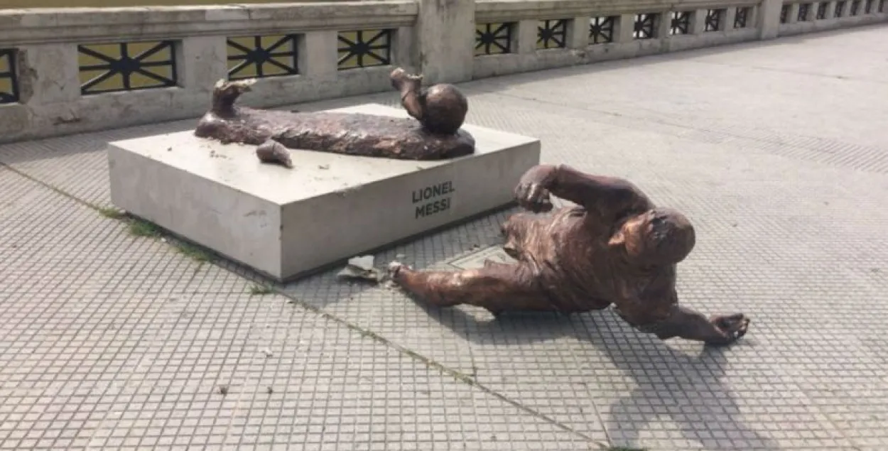 У Буэнас-Айрэсе вандалы зламалі ногі статуі Ліянэля Месі (фота)