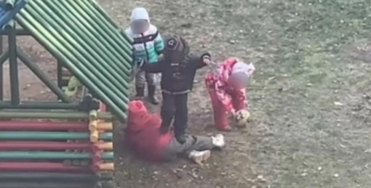 Избиение девочки в детском саду / Скриншот с видео​