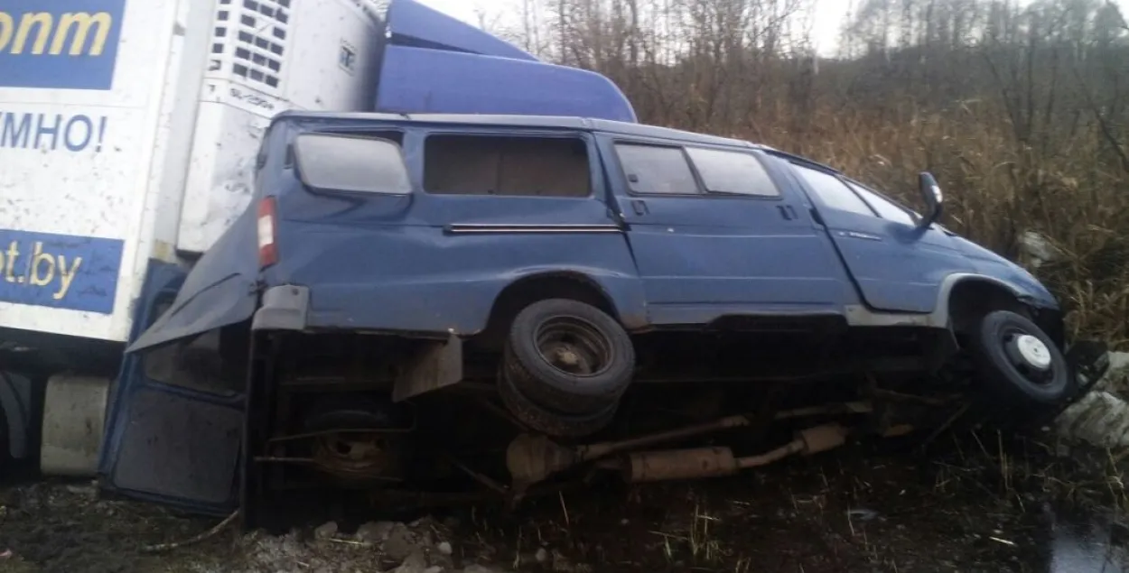 У Бешанковіцкім раёне ў кювет вылецелі фура і мікрааўтобус з пасажырамі